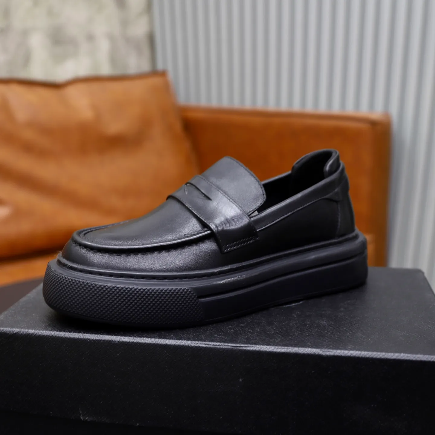 Ex-factory price: 500💰🙅‍♂️🙅‍♂️🙅‍♂️ Brand: PRADA Standard code: Men's code 38-44 (45 can be customized) Grade: Same style as the official website Original order quality Material: Original cowhide surface Comfortable lining Original outsole Style category: Men's fashionable casual leather shoes Distinguished big-name luxury elements Top luxury Color: Color of the actual picture